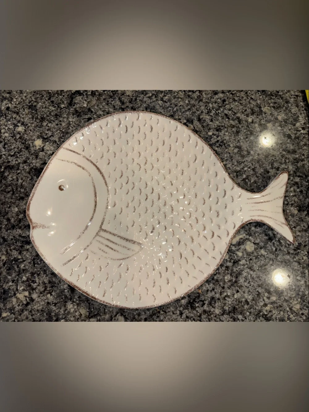 🐟White Fish-Shaped Decorative Plate - Home Accents
